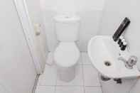 Toilet Kamar Compact Minimalist Studio Apartment At Aeropolis Residence