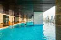 สระว่ายน้ำ Homey And Comfy Studio Room At Menteng Park Apartment