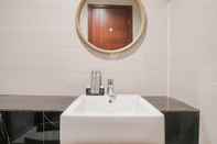 Toilet Kamar Minimalist Studio Room With City View At West Vista Apartment