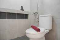 Toilet Kamar Fully Furnished With Elegant Design 2Br Bassura City Apartment