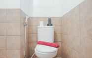 Toilet Kamar 7 Comfort Living 2Br At Green Pramuka City Apartment