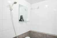 Toilet Kamar Cozy Stay 2Br At Green Pramuka City Apartment Near Mall