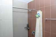 Toilet Kamar Homey And Cozy Living 1Br Apartment At Atlanta Residences