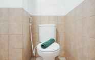 Toilet Kamar 5 Comfy Studio Green Pramuka City Apartment Near Mall