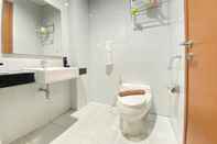 Toilet Kamar Pleasant 1Br Deluxe At Dago Suites Apartment Near Itb