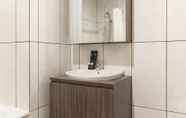 Toilet Kamar 7 Chic And Cozy 2Br Grand Kamala Lagoon Apartment