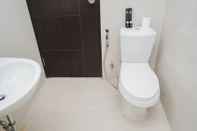 Toilet Kamar Relaxing Studio Apartment Atria Residences Near Summarecon Mall Serpong