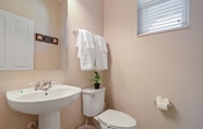 In-room Bathroom 2 Four Bedroom Sleeps 10 w Gameroom 5152a