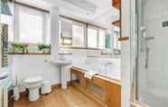 In-room Bathroom 4 Modern Notting Hill 2 Bedroom Near Royal Oak Tube