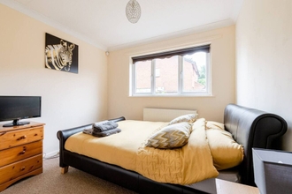 Bedroom 4 Charming 1-bed Apartment in Luton