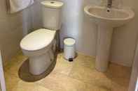 Toilet Kamar Burlington Hotel