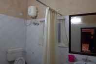 Toilet Kamar Goroomgo Hotel Sizzler Puri