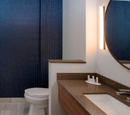 Toilet Kamar 4 Fairfield Inn & Suites by Marriott Ashtabula