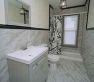 In-room Bathroom 4 The Horseshoe Falls Villa- 6BR Free Parking, Minutes From Falls & Casino