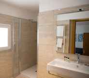 In-room Bathroom 3 Hotel Principe Alogna & SPA