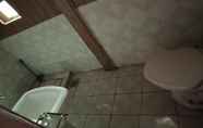 Toilet Kamar 6 Elysium Inn Guest House