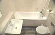 Toilet Kamar 3 360 Serviced Accommodations - Brentwood 2 Bedroom Executive Apartment With Secure Parking