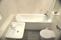 Toilet Kamar 360 Serviced Accommodations - Brentwood 2 Bedroom Executive Apartment With Secure Parking