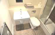 Toilet Kamar 4 360 Serviced Accommodations - Brentwood 2 Bedroom Executive Apartment With Secure Parking