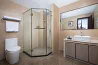 In-room Bathroom Ramada Encore by Wyndham Linqu Downtown