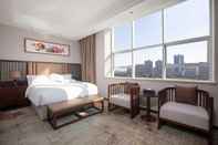 Bedroom Ramada Encore by Wyndham Linqu Downtown