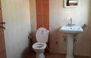 Toilet Kamar 4 Goroomgo Hotel Manglam Kanpur