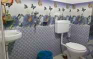 Toilet Kamar 5 Goroomgo VIP Lodge Puri