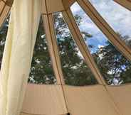 Bilik Tidur 6 Spacious Bell Tent at Herigerbi Park, Lincolnshire
