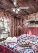 BEDROOM Mechem Dr Apache Village & Cabins by VTrips