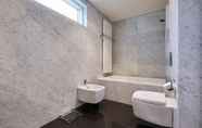 In-room Bathroom 7 Hyatt Regency Madrid Residences