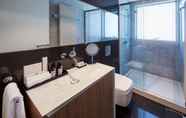 In-room Bathroom 6 Hyatt Regency Madrid Residences