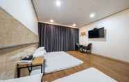 Bedroom 2 Incheon Grand Suite Hotel