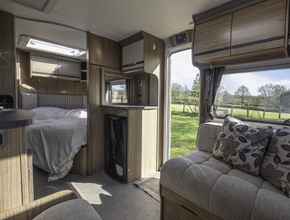 Bilik Tidur 4 2 Double Bed Caravan - Secure Parking and Wifi