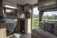 Bilik Tidur 2 Double Bed Caravan - Secure Parking and Wifi