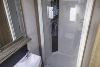 In-room Bathroom 2 Double Bed Caravan - Secure Parking and Wifi