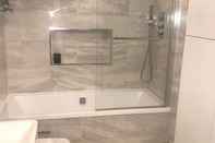 Toilet Kamar Luxurious 3-bed Apartment in Conservation Area