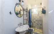 Toilet Kamar 6 Colorful 2bdr Apartment in the City Center