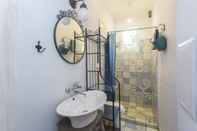 Toilet Kamar Colorful 2bdr Apartment in the City Center