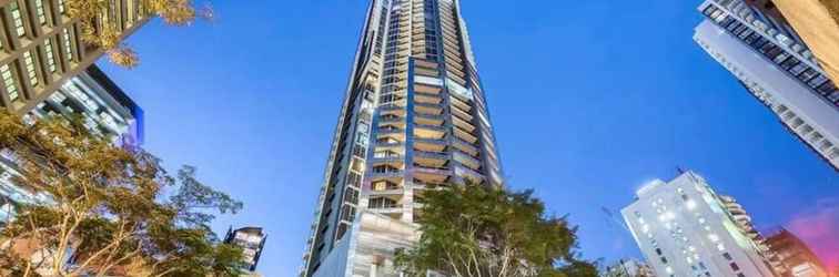 Exterior 2BR Stunning Views CBD Pool Gym Netflix