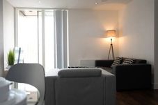 Ruang Umum OnPoint -Spacious 2 Bedroom Apt With Parking!