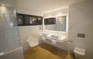 Toilet Kamar 6 Hotel Brisamar Suites