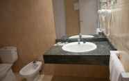 Toilet Kamar 5 Hotel Brisamar Suites