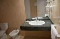 Toilet Kamar Hotel Brisamar Suites