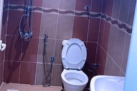 Toilet Kamar Ghoroub Al Shams Furnished Apartments