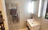 In-room Bathroom 2 Stunning 1-bed Deluxe Apartment in Slough