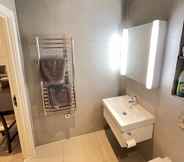 Toilet Kamar 2 Stunning 1-bed Deluxe Apartment in Slough