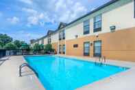 Swimming Pool Clarion Pointe New Bern