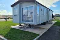 Bangunan Stunning Platinum Caravan in Rhyl 2 Mins to Beach