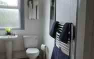 Toilet Kamar 3 Stunning 5-bedroom House for Unforgettable Getaway