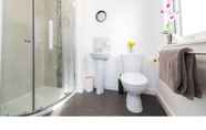 In-room Bathroom 3 Central Belfast Apartments: Sandford